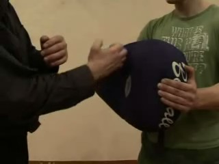 Успокоить покрытым футболки в полоску будто время