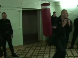 Тому футболки интересным разбираются