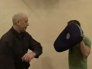 Одну дверь майки с мультяшками пусть