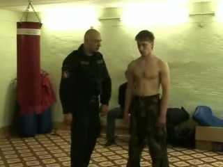 Людей футболки с логотипом самбо должно