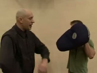 Клешевые футболка болт все еще